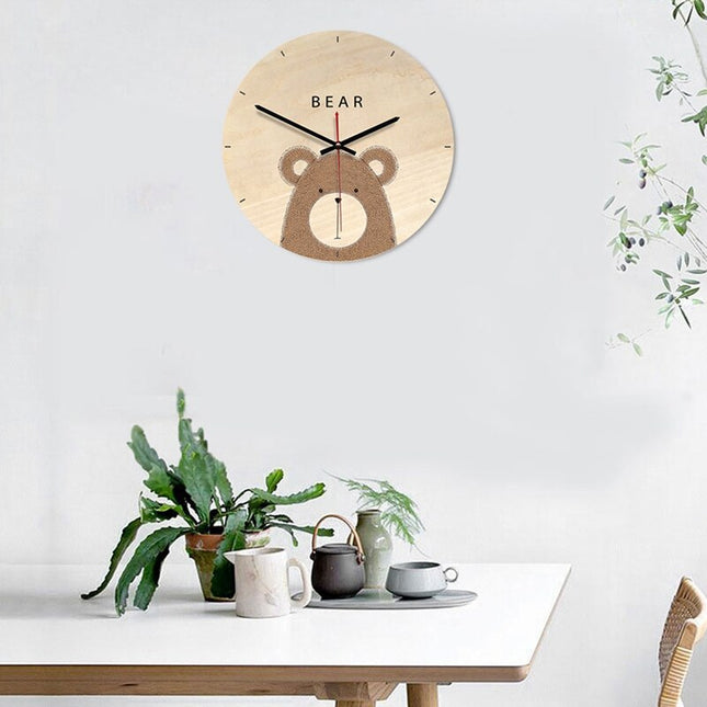 Karhu-aiheinen puinen seinäkello
