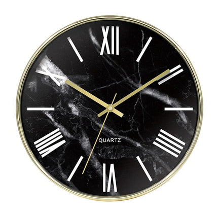 Valkoinen marmorikuvioinen seinäkello ruusukullalla