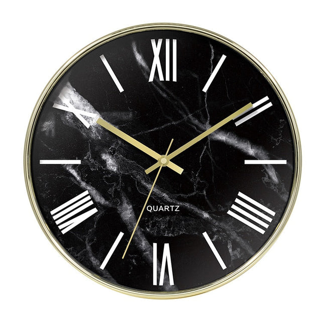 Valkoinen marmorikuvioinen seinäkello ruusukullalla