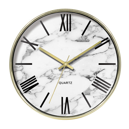 Valkoinen marmorikuvioinen seinäkello ruusukullalla