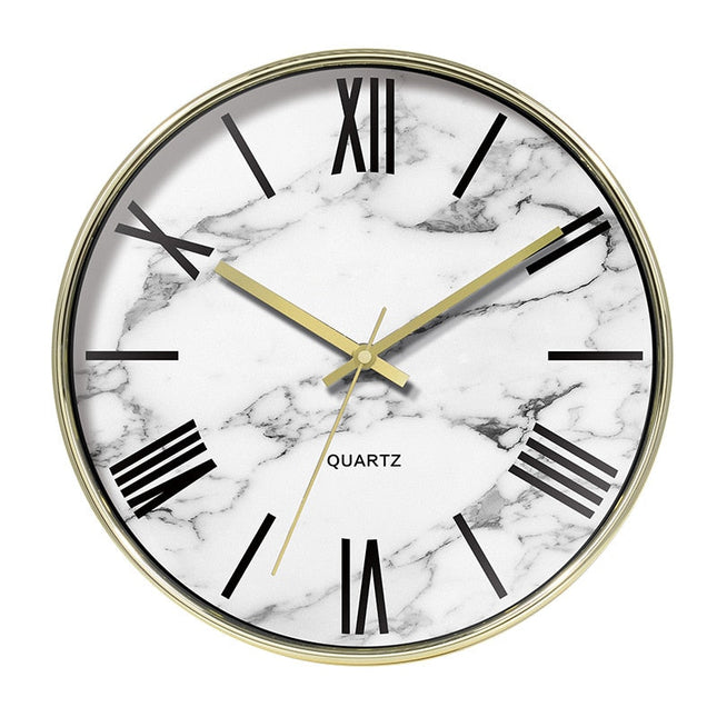Valkoinen marmorikuvioinen seinäkello ruusukullalla