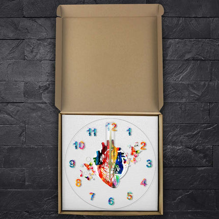 Akryylinen seinäkello sydän-aiheella