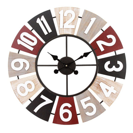 Rustiikkinen puinen seinäkello tekstillä
