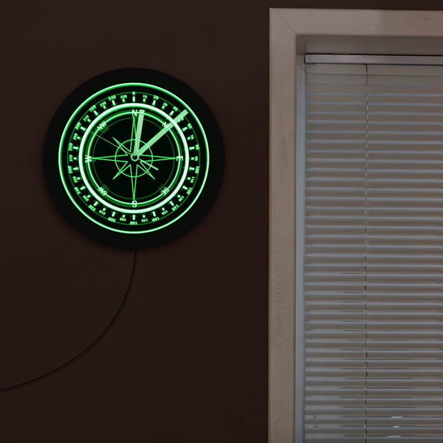 LED-seinäkello kompassi-muotoilulla