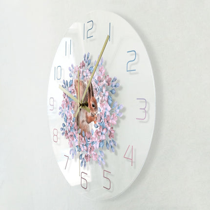 Koristeellinen seinäkello orava-aiheella