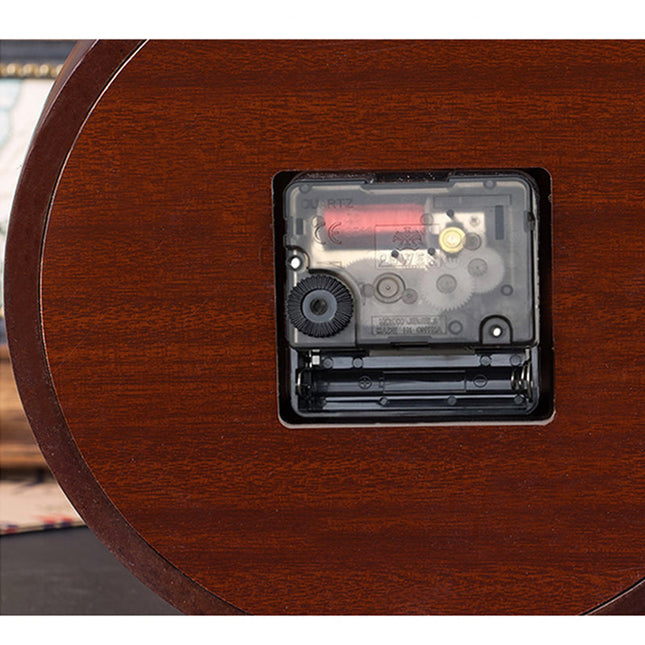 Pyöreä puinen pöytäkello vintage-autolla