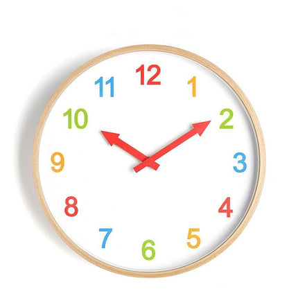 Puinen seinäkello värikkäillä numeroilla