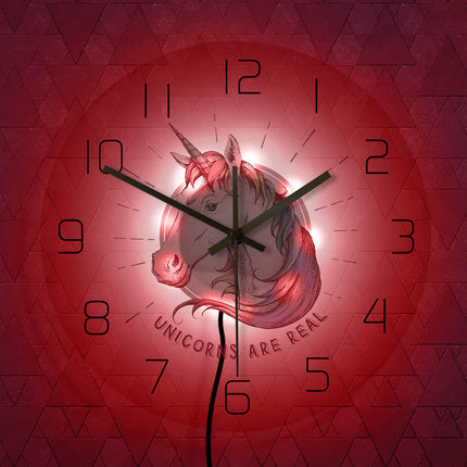 Värikäs yksisarvinen seinäkello lastenhuoneeseen