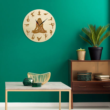 Jooga-aiheinen puinen seinäkello