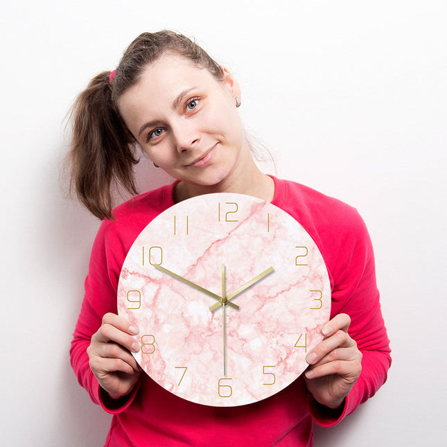 Vaaleanpunainen seinäkello marmorikuviolla