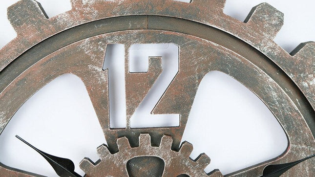 Iso seinäkello ison hammasrattaan muotoinen