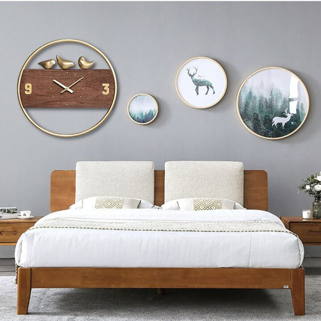 Puinen seinäkello heilurilla ja linnuilla