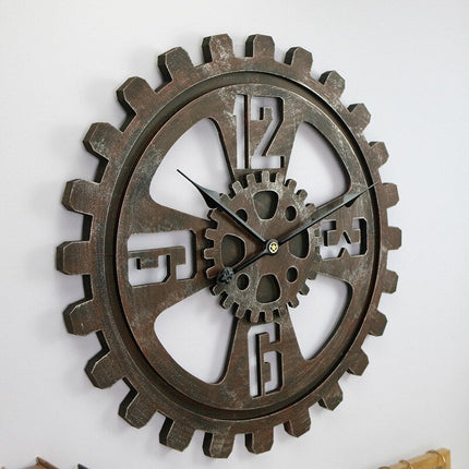 Iso seinäkello ison hammasrattaan muotoinen