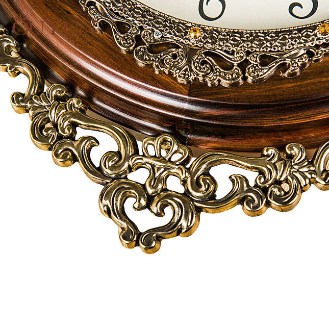 Vintage-heilurikello puusta ja metallista