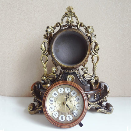 Antiikkinen kultainen pöytäkello koristeeksi