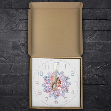 Koristeellinen seinäkello orava-aiheella