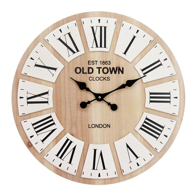 Rustiikkinen puinen seinäkello tekstillä