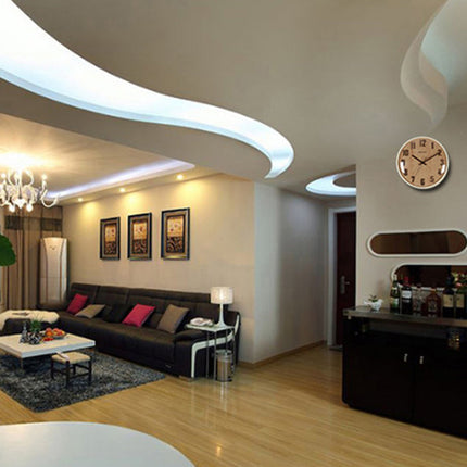 Puinen seinäkello suklaanruskeilla numeroilla