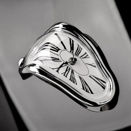 Dalí-tyylinen sulava kello hyllylle