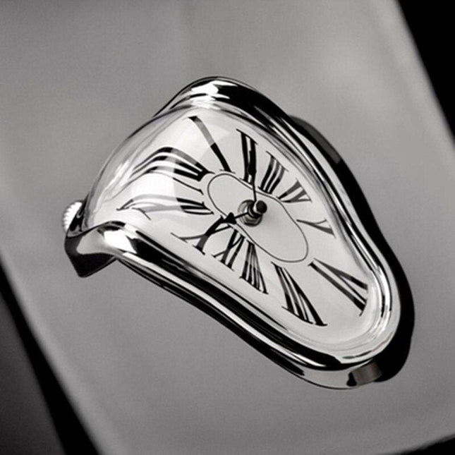 Dalí-tyylinen sulava kello hyllylle