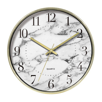 Valkoinen marmorikuvioinen seinäkello ruusukullalla