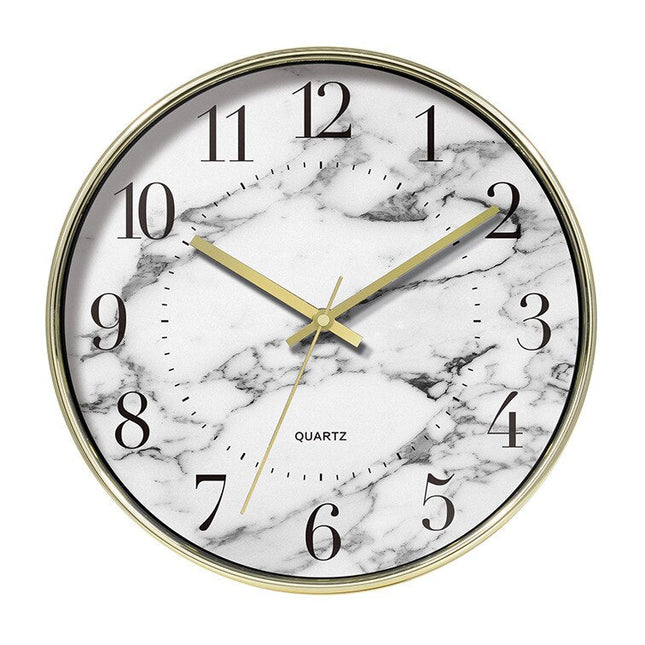 Valkoinen marmorikuvioinen seinäkello ruusukullalla