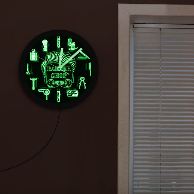 Parturiliikkeen seinäkello LED-valoilla
