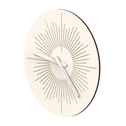 Moderni puinen seinäkello aurinkokuviolla