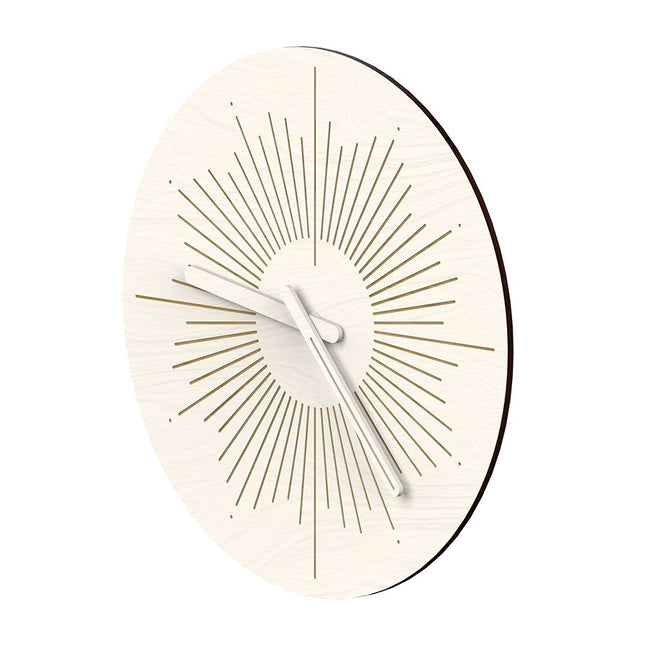 Moderni puinen seinäkello aurinkokuviolla