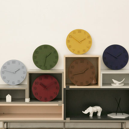 Puinen 3D-seinäkello kohonumeroilla