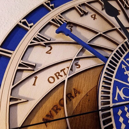 Sininen astronominen seinäkello puusta