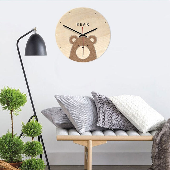 Karhu-aiheinen puinen seinäkello