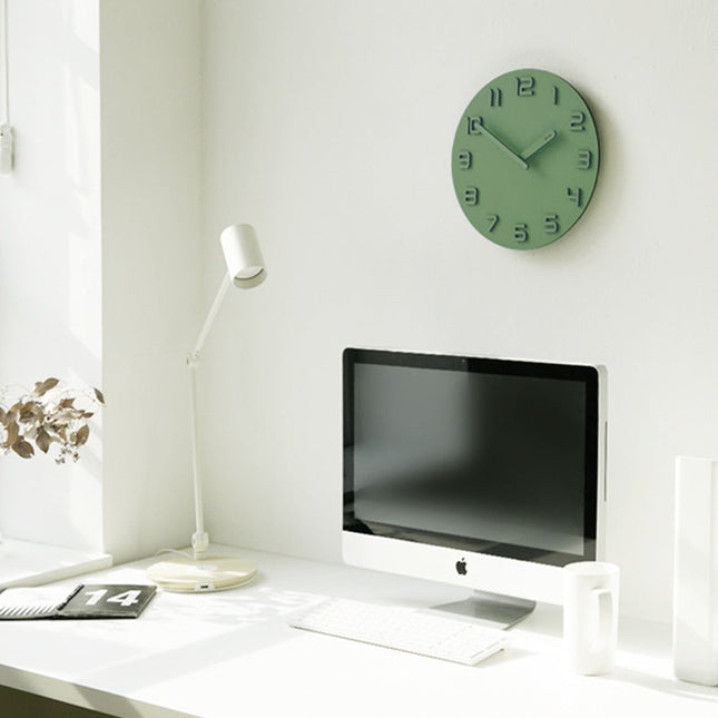 Puinen 3D-seinäkello kohonumeroilla