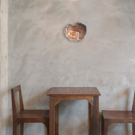 Rustiikkinen seinäkello aidosta puukiekosta