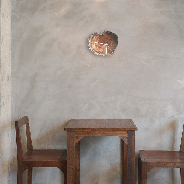 Rustiikkinen seinäkello aidosta puukiekosta