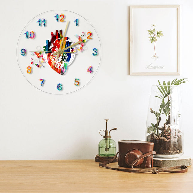 Akryylinen seinäkello sydän-aiheella