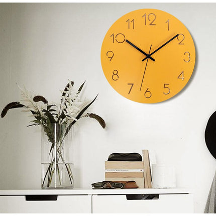 Yksinkertainen keltainen seinäkello olohuoneeseen