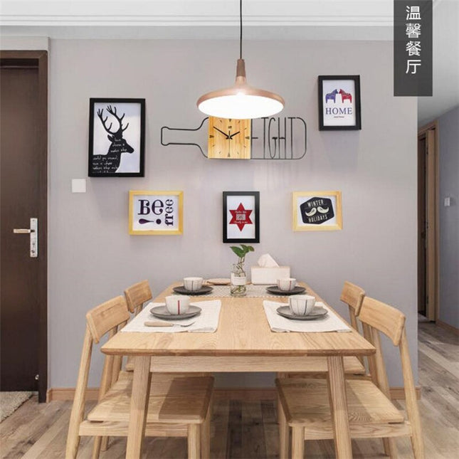 Moderni seinäkello viinipullon muodossa