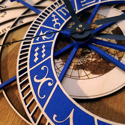 Sininen astronominen seinäkello puusta