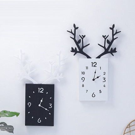 Design seinäkello peuran sarvilla