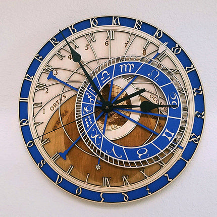 Sininen astronominen seinäkello puusta