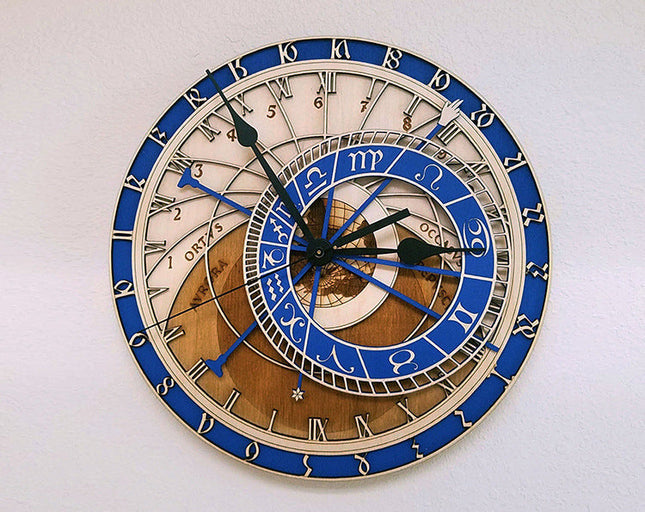 Sininen astronominen seinäkello puusta