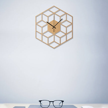 Geometrinen puinen seinäkello kuutiokuviolla