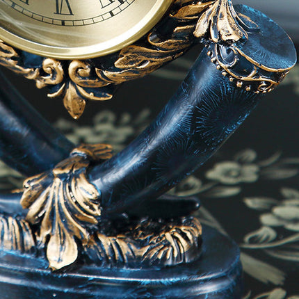 Kultainen vintage-pöytäkello olohuoneen sisustukseen