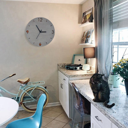 Harmaa betoniseinäkello puisilla yksityiskohdilla