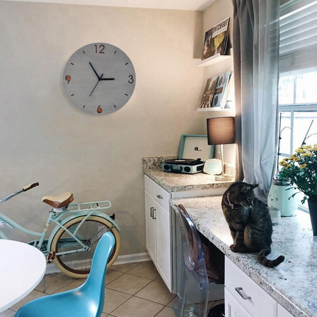 Harmaa betoniseinäkello puisilla yksityiskohdilla