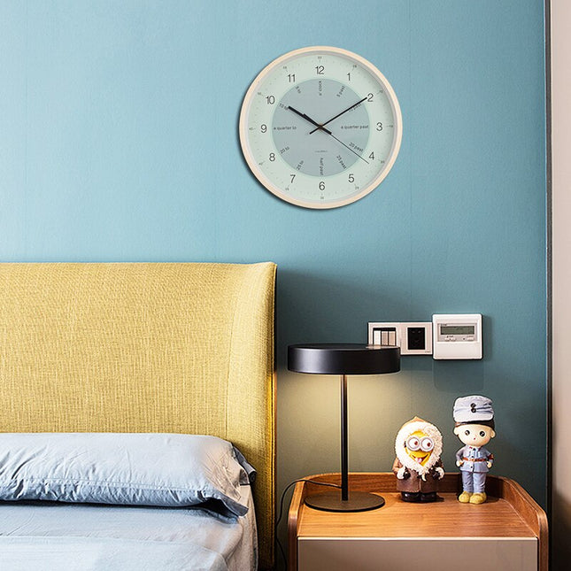 Skandinaavinen seinäkello pastellisävyillä