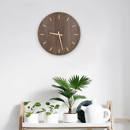 Äänetön puinen seinäkello olohuoneeseen