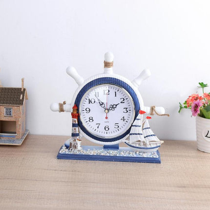 Merellinen pöytäkello laivan ruori -muotoilulla