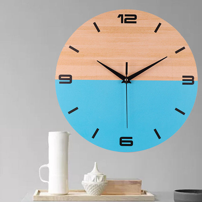 Moderni puinen seinäkello sinisellä värillä